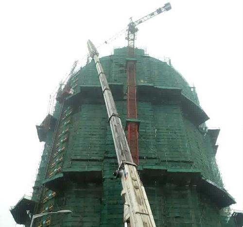 铜官吊车在工地上作业